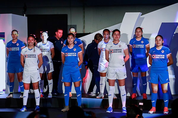 Jugadoras de Cruz Azul también estuvieron en la presentación del Jersey