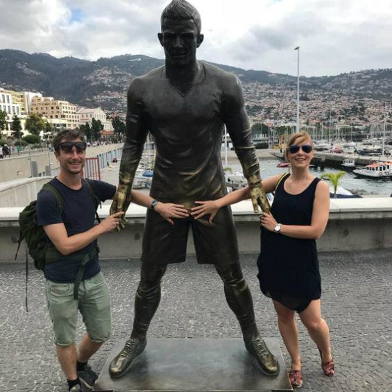 Gente tomándose fotos con el 'paquete' de la estatua