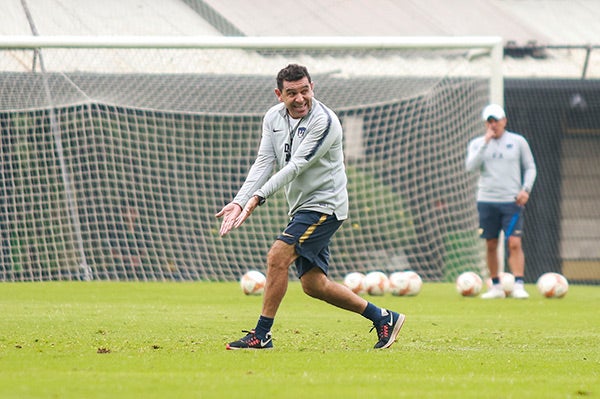 Patiño dirige entrenamiento de Pumas 