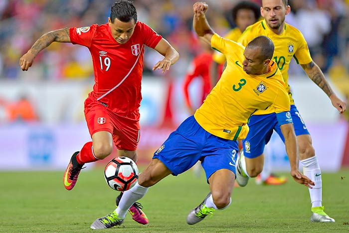 El peruano disputa el balón en la Copa América Centenario 