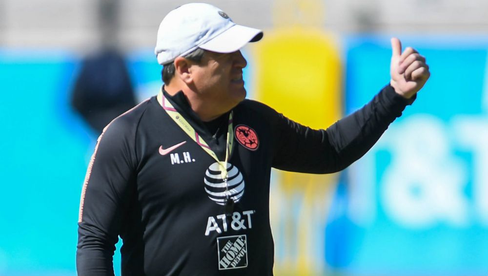 Miguel Herrera dirige un entrenamiento