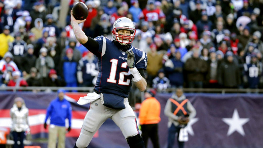 Brady hace un lanzamiento para un compañero 