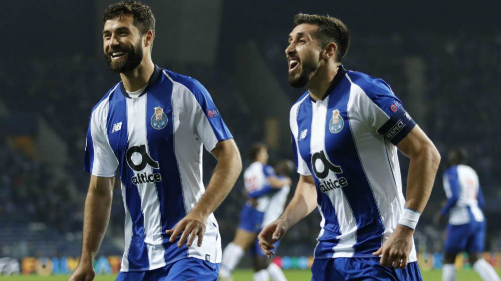 Jugadores del Porto festejan un gol