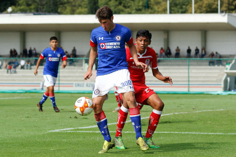 Santiago Giménez durante un juego del Cruz Azul Sub 20