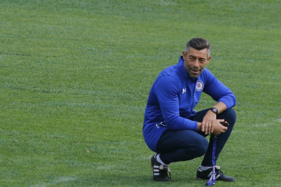 Caixinha dirige un entrenamiento