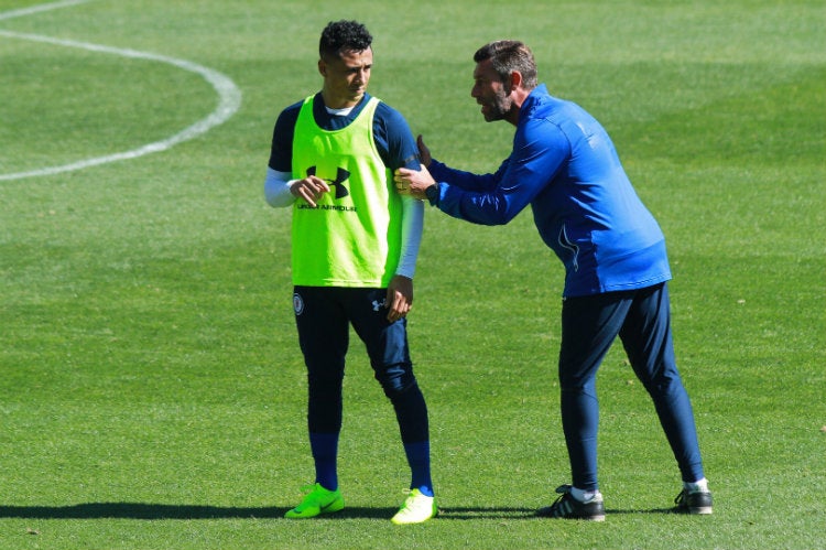 Caixinha habla con Yoshimar Yotún durante un entrenamiento