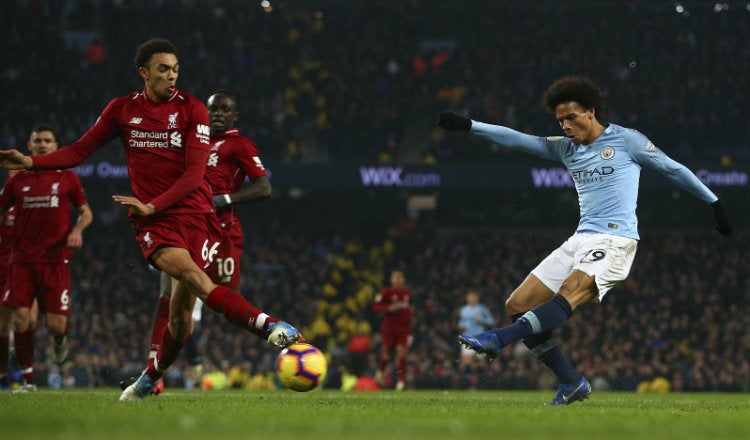 Leroy Sané dispara ante la defensa del Liverpol