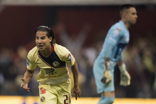 Lainez en un partido en el Estadio Azteca