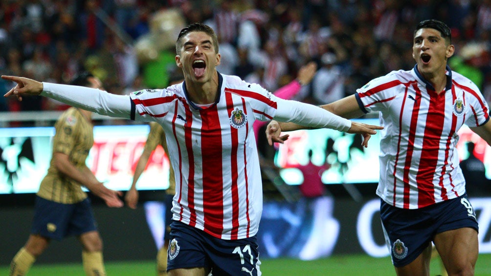 Isaác Brizuela festeja gol con Chivas