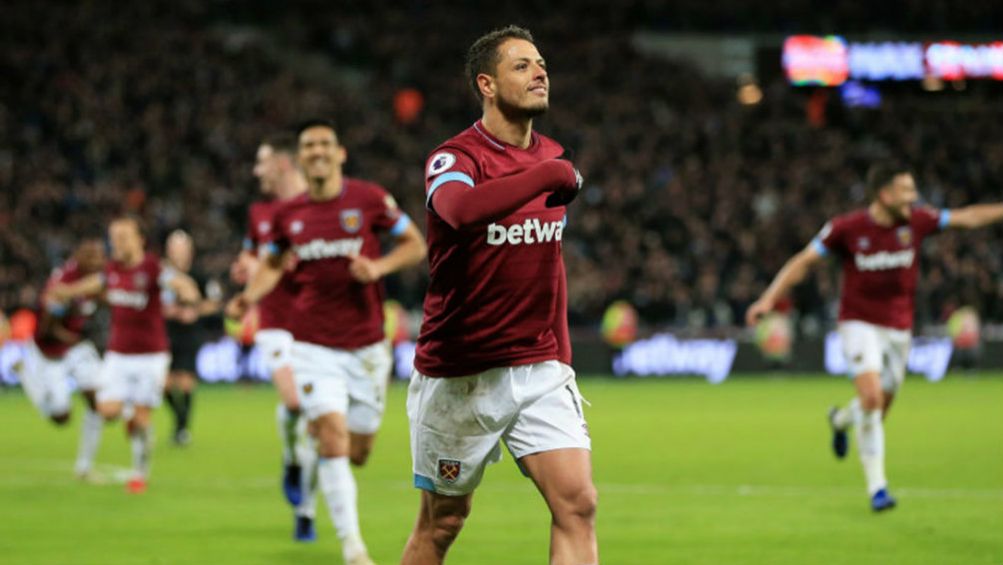 Chicharito festeja un gol con el West Ham en la Premier