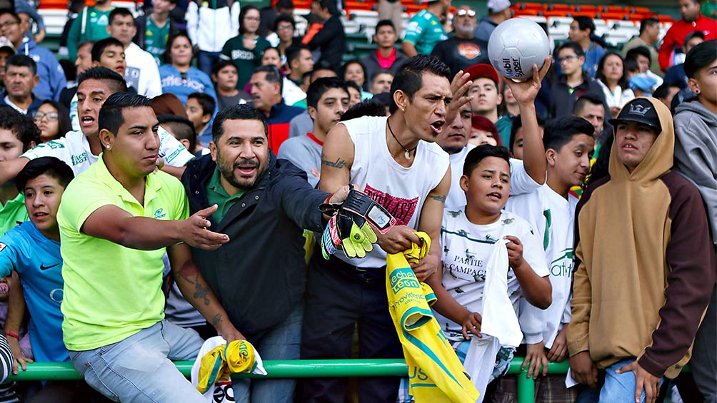 Afición del León durante un entrenamiento a puerta abierta 