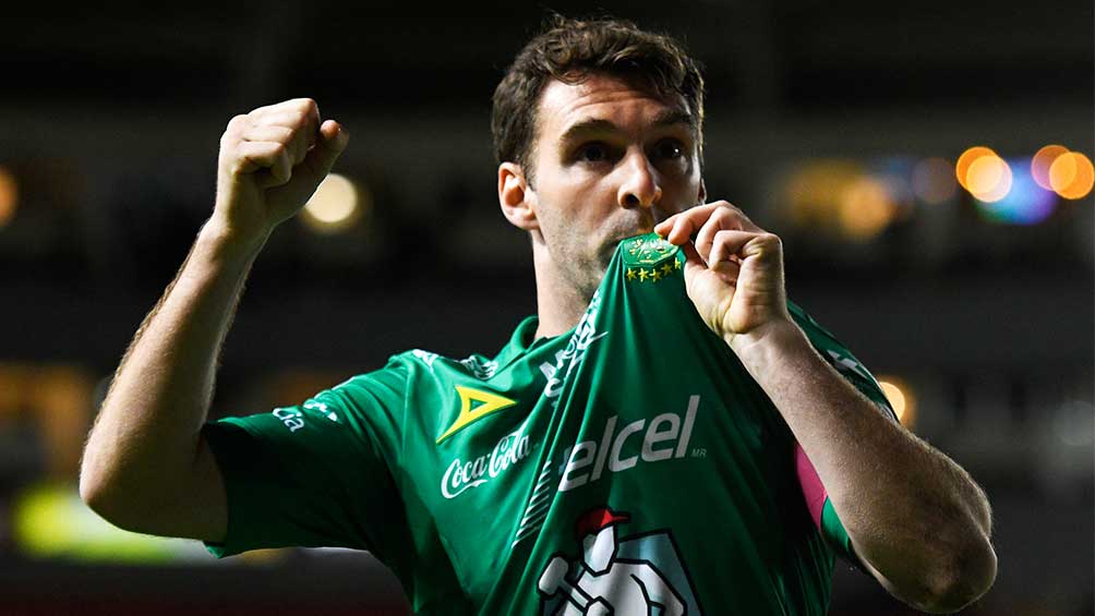 Mauro Boselli festejando un gol con el León 