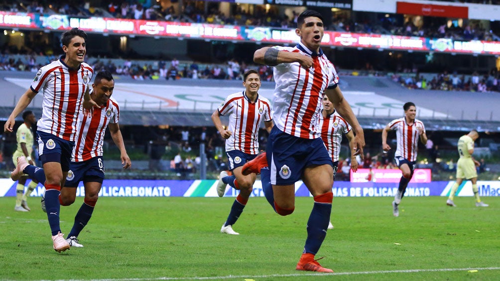 Pulido celebra un gol con Chivas