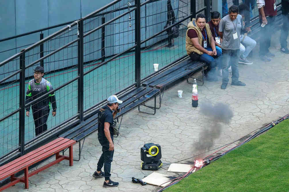 Pequeño incendio en cableado de la iluminación del Azteca