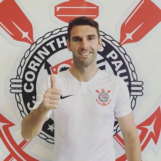 Mauro Boselli, posa con los colores del Corinthians