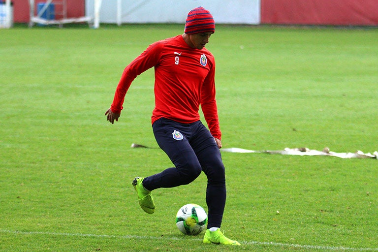 Pulido, en un entrenamiento con Chivas