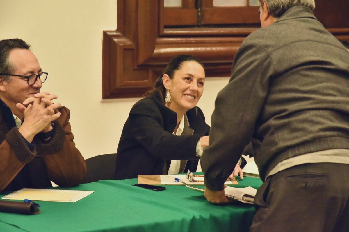 Claudia Sheinbaum atendiendo a ciudadanos 