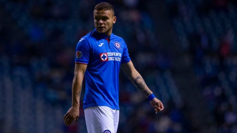 Jonathan Rodríguez en su debut con el Cruz Azul