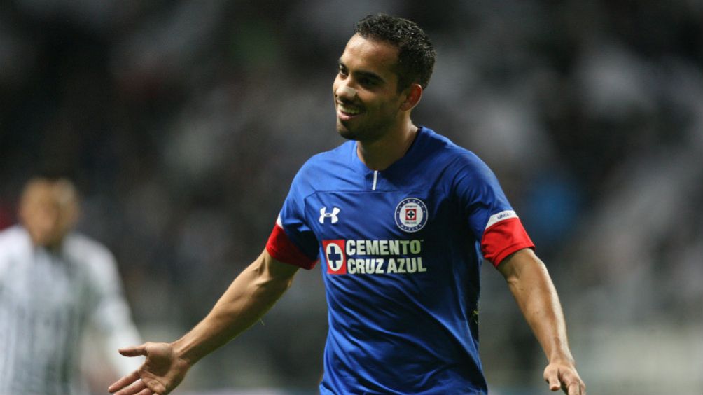 Adrián Aldrete durante un partido con Cruz Azul