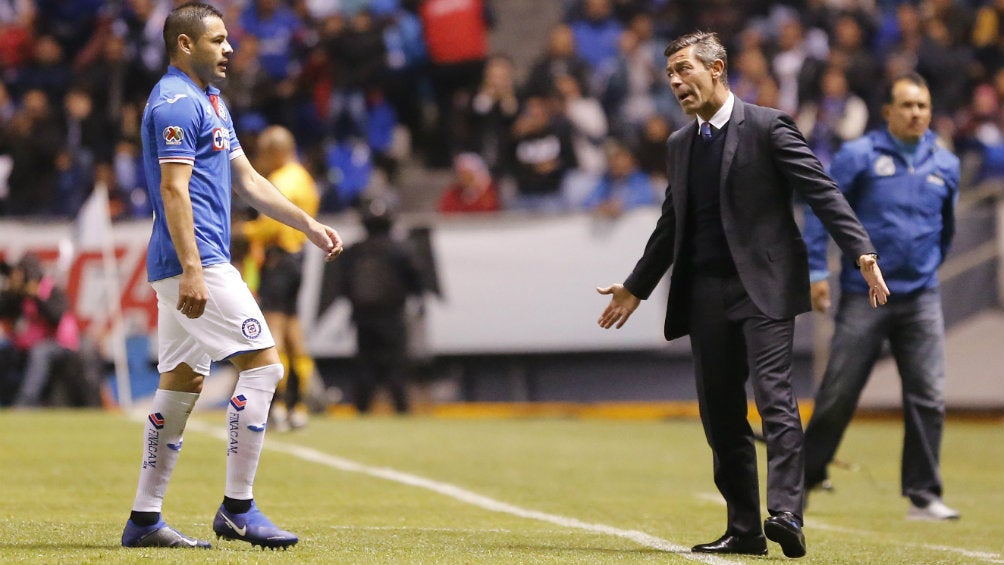 Pedro Caixinha da indicaciones durante un juego del Cruz Azul