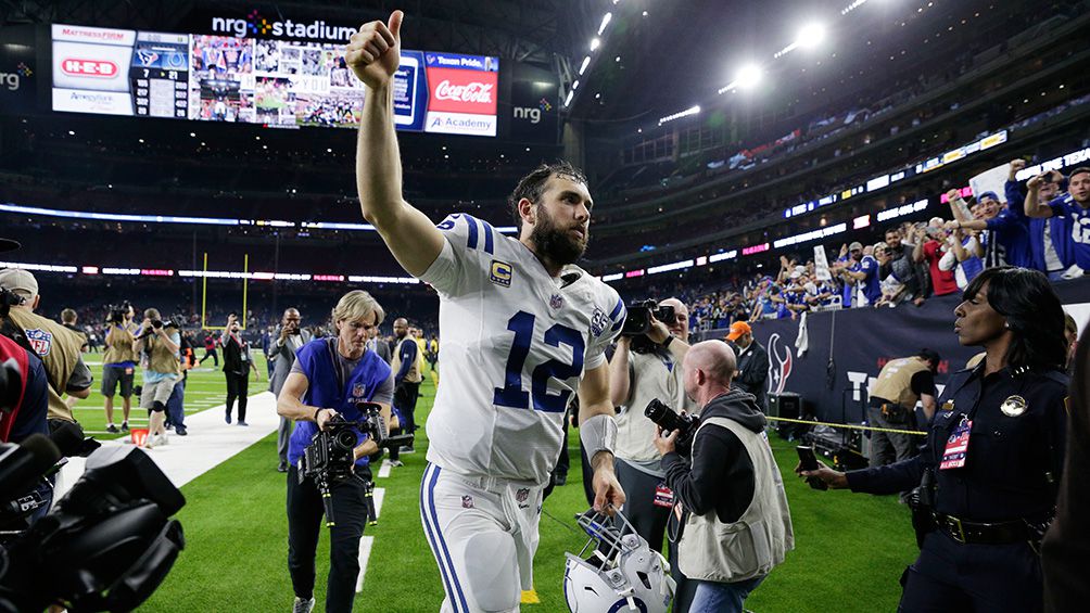 Andrew Luck al final de la victoria de Colts