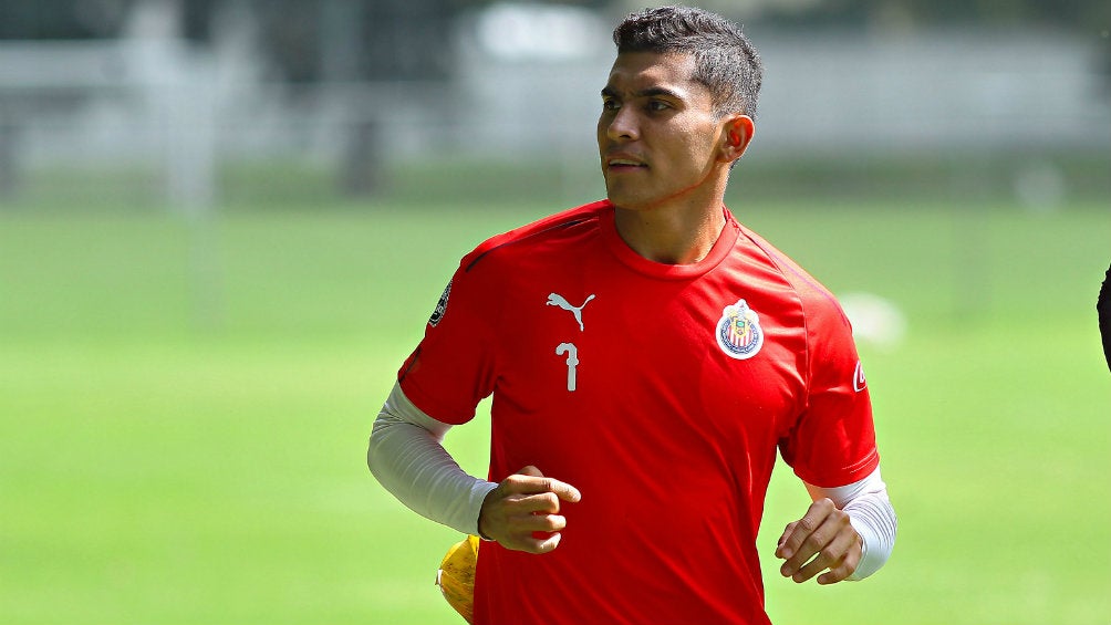 Orbelín Pineda, durante un entrenamiento con Chivas