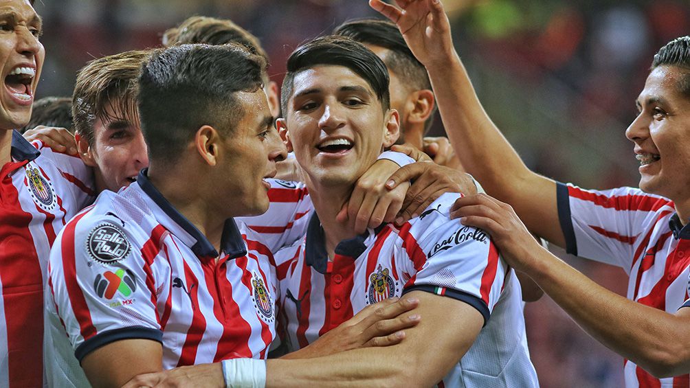 Alan Pulido en la celebración de su gol 