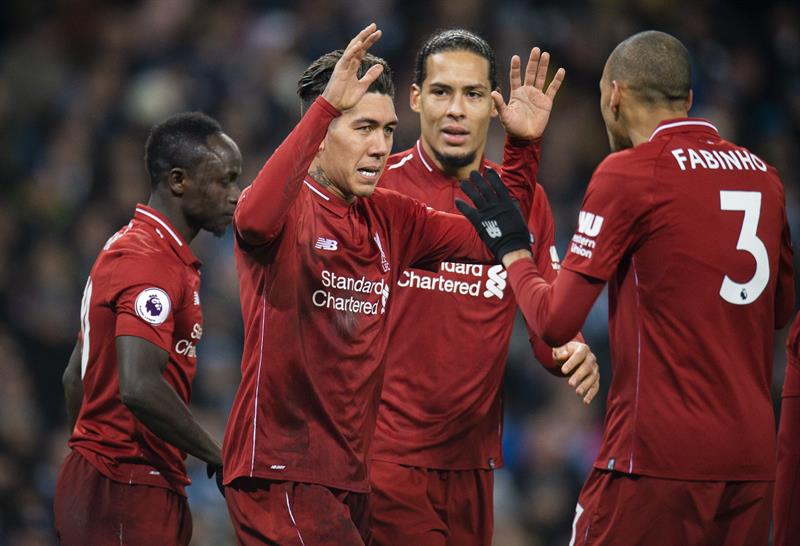 Firmino  festeja un gol con el Liverpool