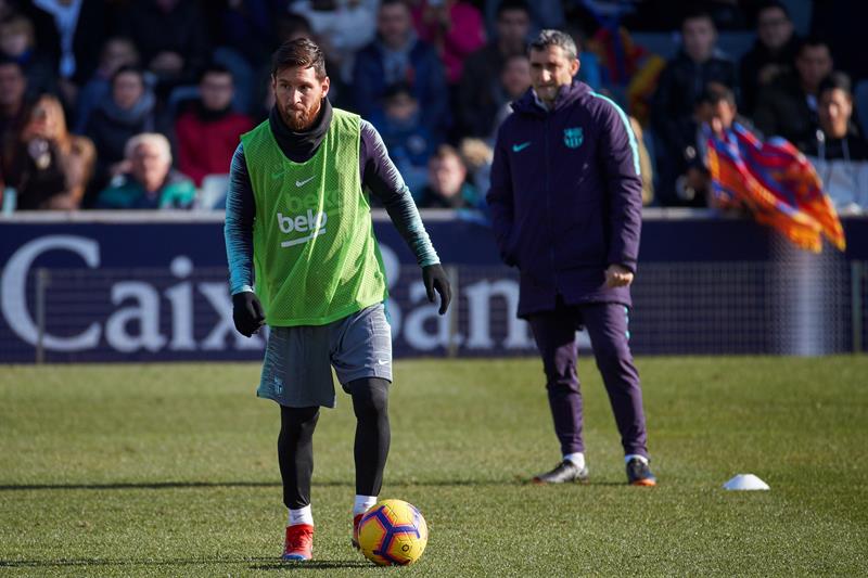 Valverde observa a Messi en una práctica del Barcelona