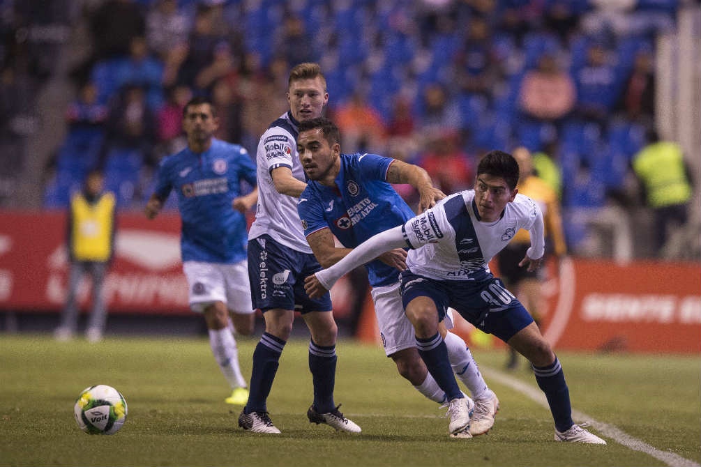 Aldrete durante el duelo entre Puebla y Cruz Azul 