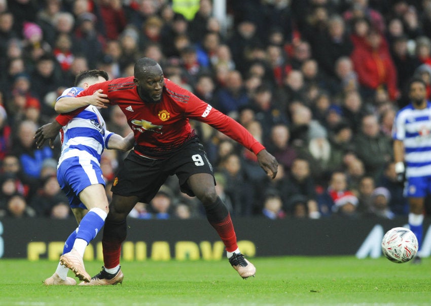 Lukaku, pelea por el balón en encuentro de la FA CUP 