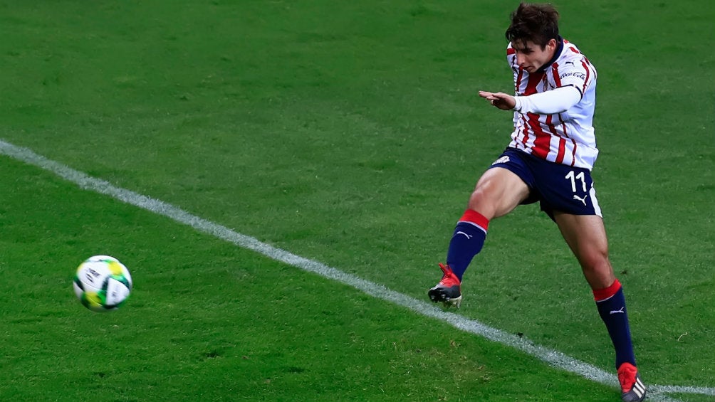 Brizuela 'jala del gatillo' en duelo de Chivas