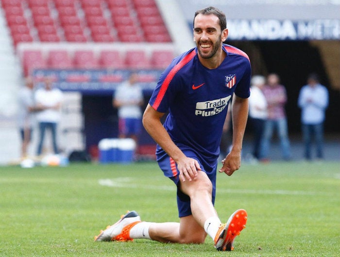 Godín se estira en un entrenamiento con el Atlético de Madrid