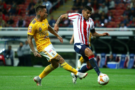 Salcido durante un partido contra Tigres