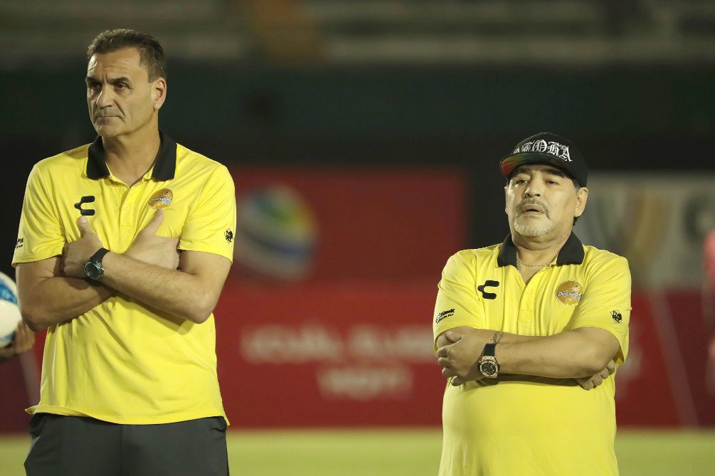 Luis Islas y Diego Maradona durante un juego de Dorados