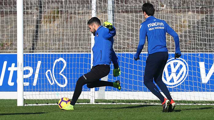 Moyá tiene el balón en una práctica