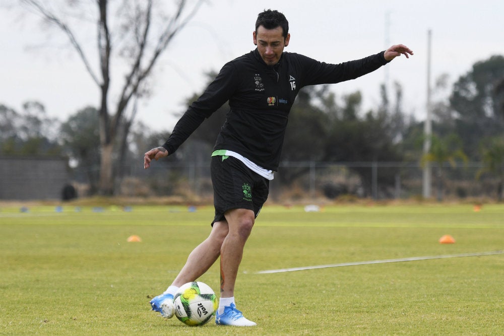 Rubens controla la redonda en el entrenamiento de los Esmeraldas