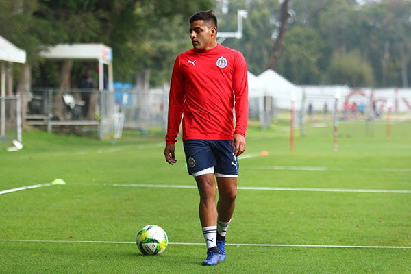 Alexis Vega en una práctica con Chivas 