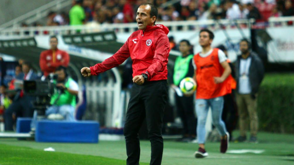 Oscar Pareja durante el juego contra Chivas