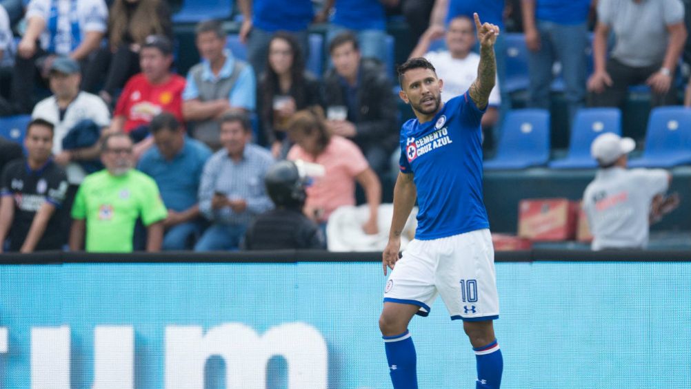 Montoya festeja gol con Cruz Azul