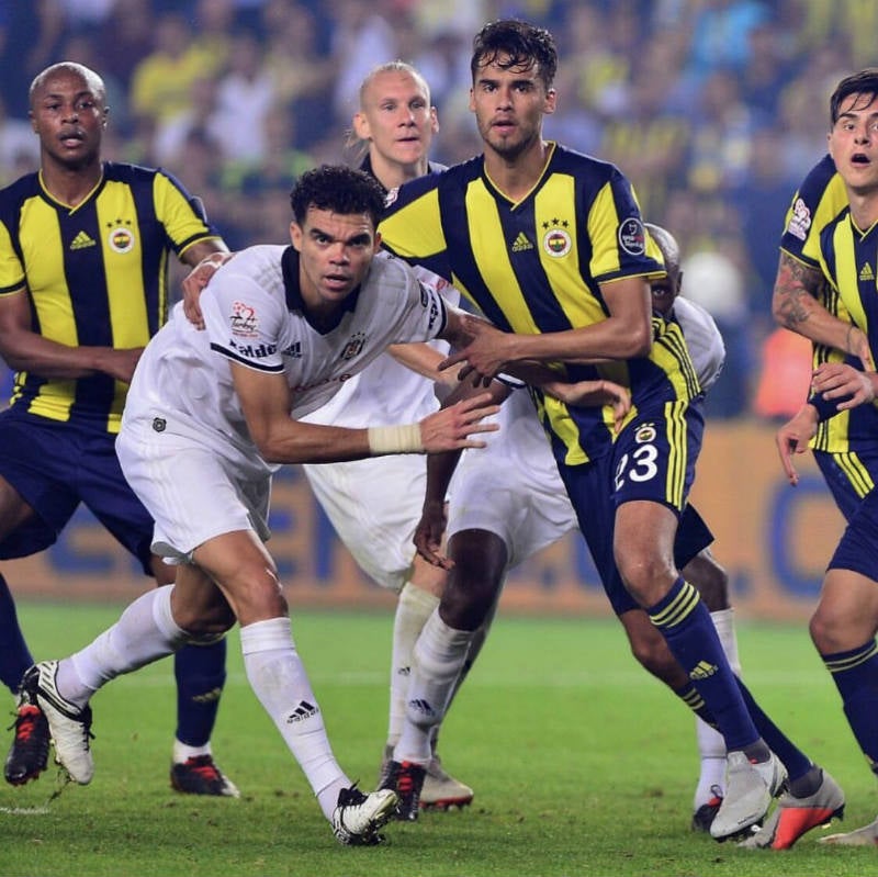 Diego Reyes, durante un juego del Fenerbahçe