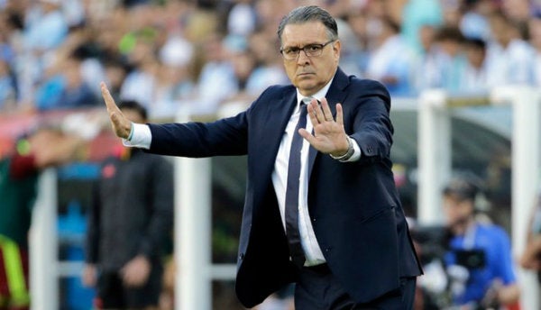 Gerardo Martino dirige a los jugadores del Atlanta