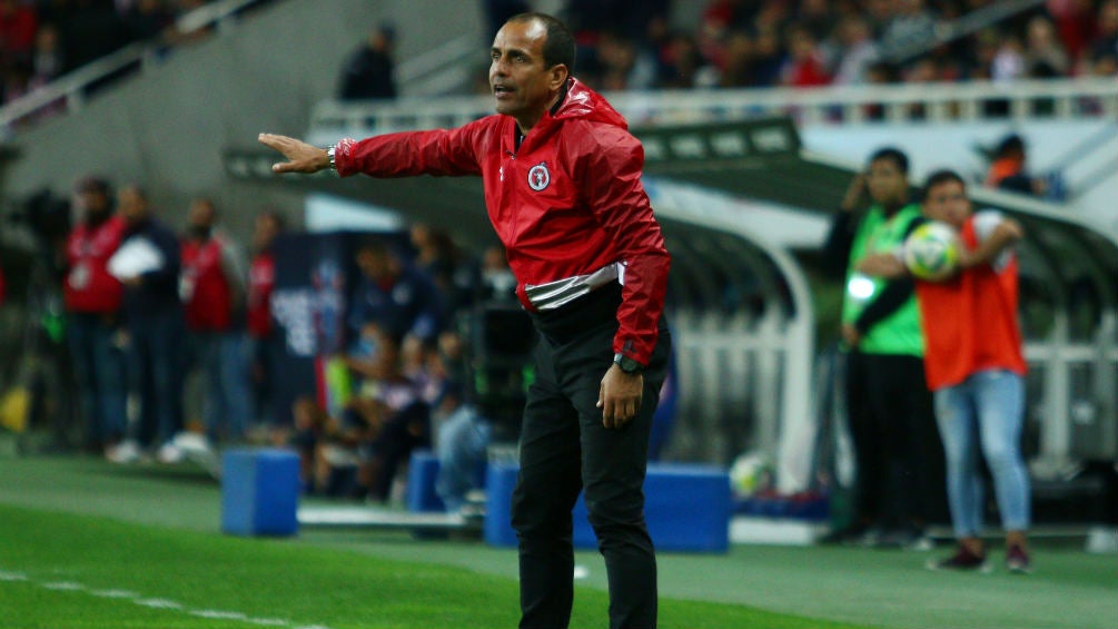 Pareja dando indicaciones durante el juego ante Chivas