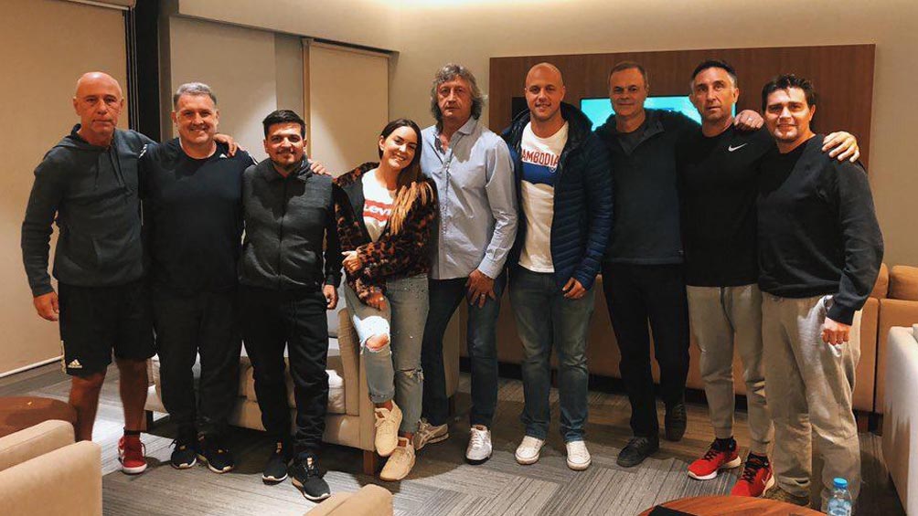 Patty López posa junto a Tata Martino y su cuerpo técnico