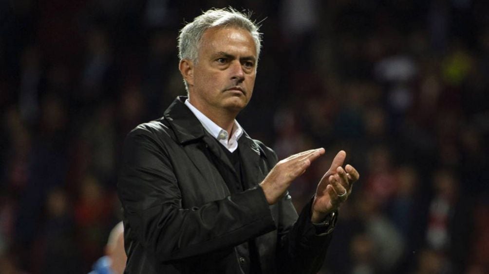 Mourinho aplaude a la afición de los Red Devils 