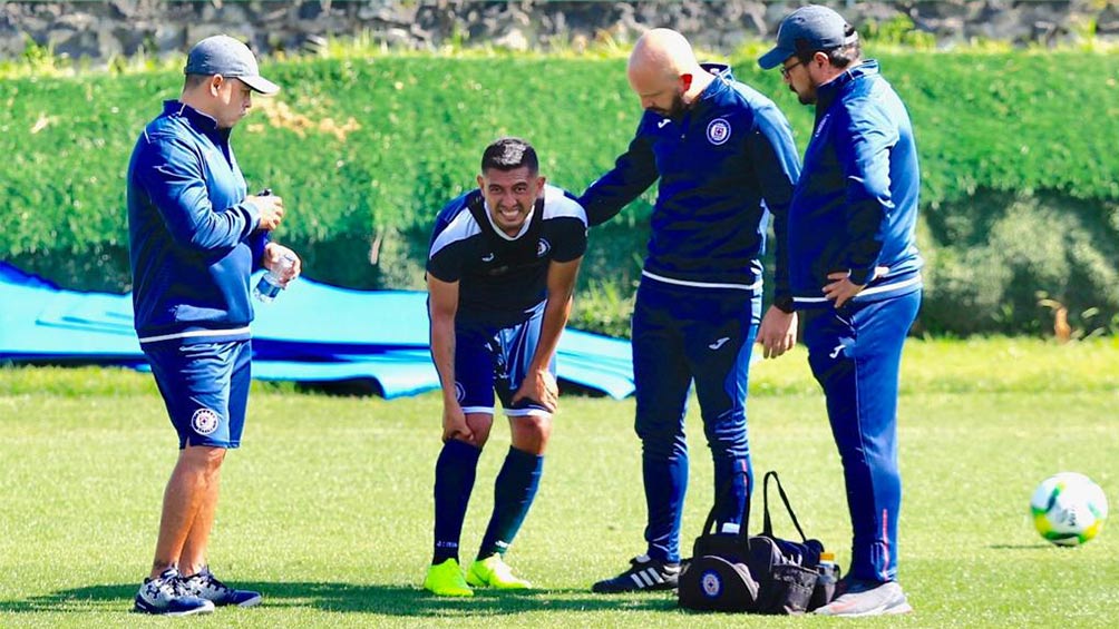 Elías Hernández con los médicos del Cruz Azul 