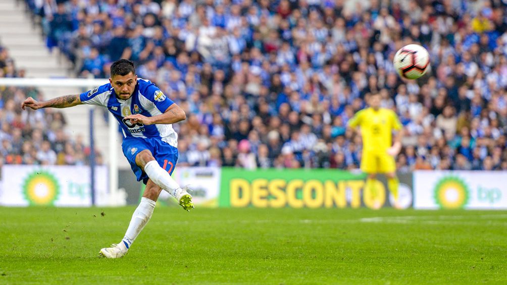 Jesús Corona da un pase en un juego con el Porto