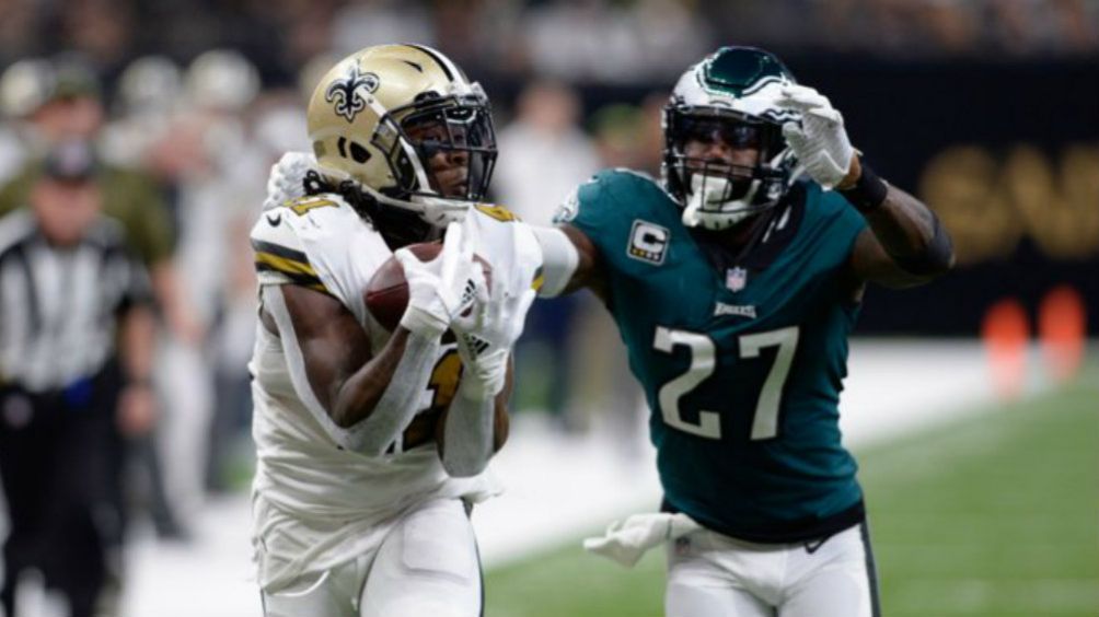 Un receptor de Saints recibe el balón frente a un jugador de Eagles