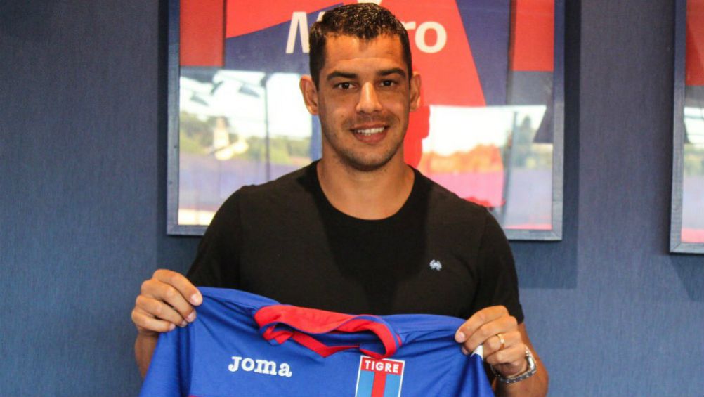 Gerardo Alcoba durante su presentación con el Club Atlético Tigre