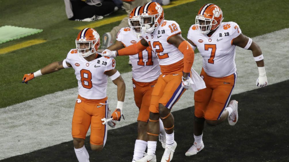 Jugadores de Clemson festejan una anotación